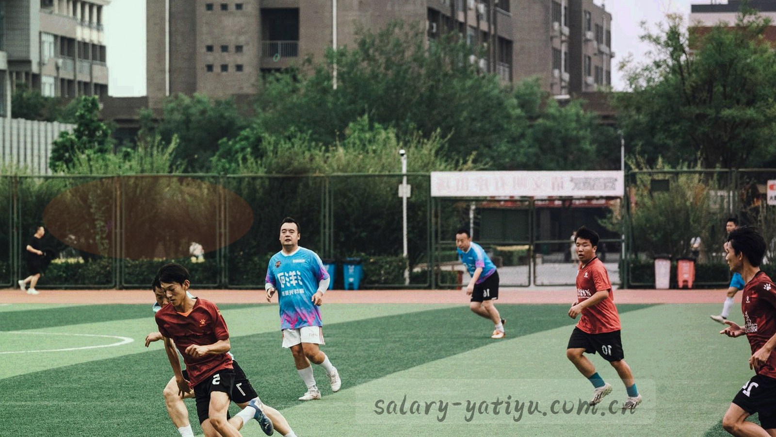 友谊赛主客场看台交替出现，旗帜与灯光明亮